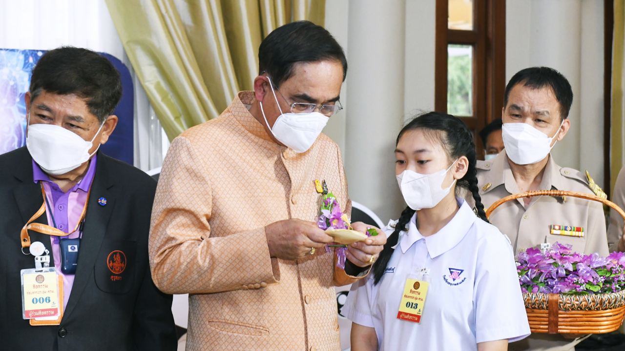 “บิ๊กตู่” ชื่นชมบทบาทครูไทย พร้อมรับดอกกล้วยไม้สัญลักษณ์วันครู