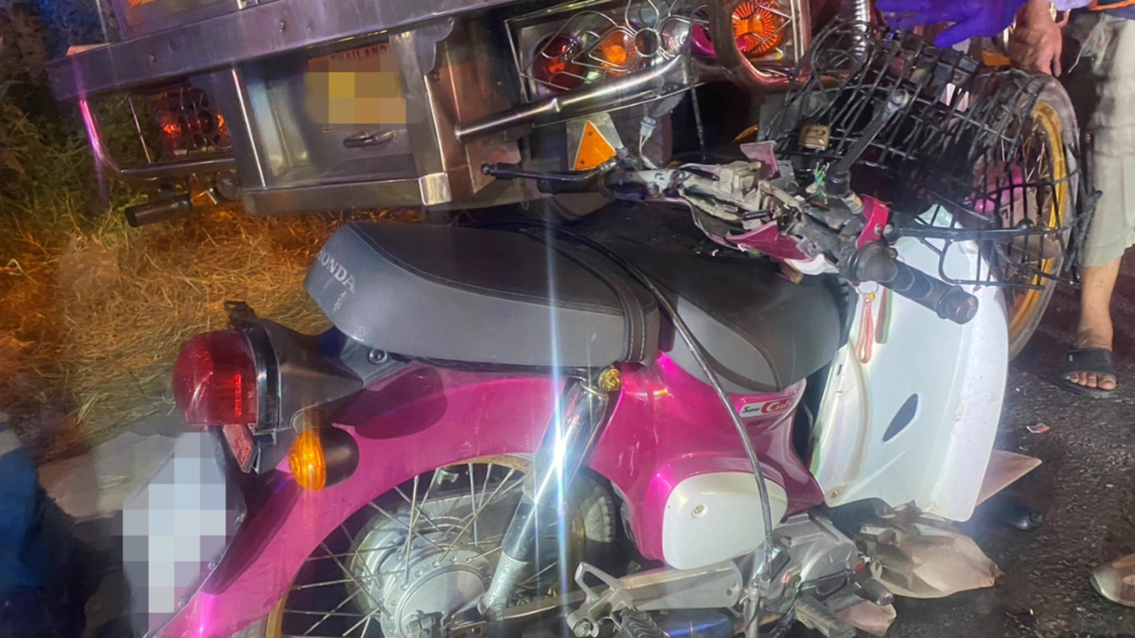 สลด หนุ่มขี่ จยย.พุ่งเสยท้ายหกล้อจอดซื้อของข้างทาง ตูมสนั่นดับสนิท