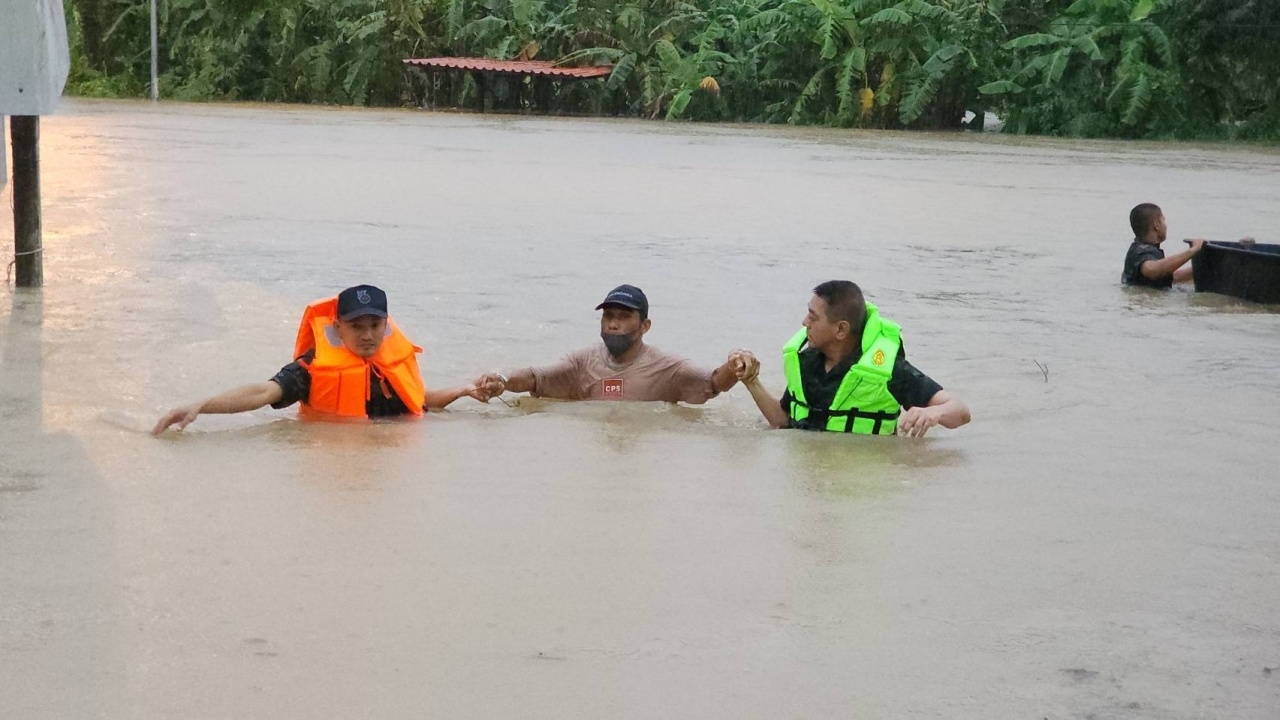 มทภ.4 ลุยน้ำให้กำลังใจชาวหาดใหญ่-ยะลา พร้อมสั่งหน่วยช่วยเหลือเร่งด่วน
