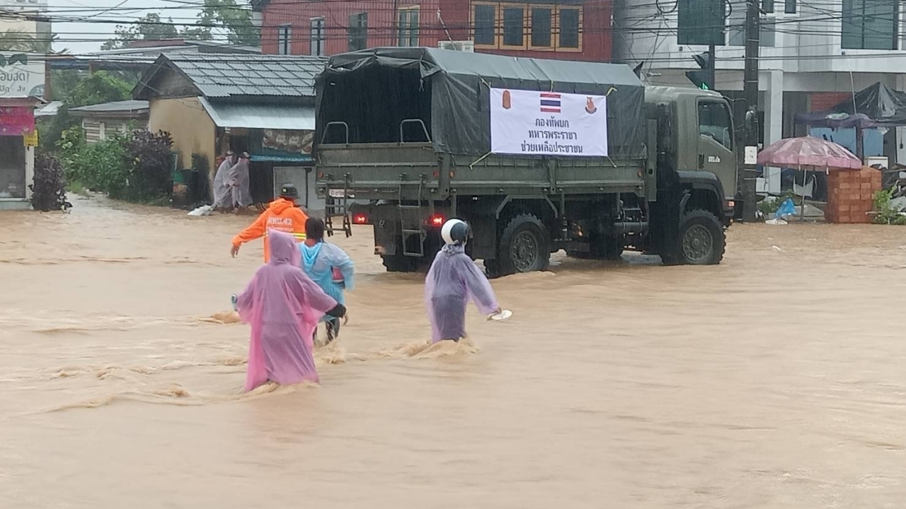 น้ำท่วมหาดใหญ่ ยังน่าเป็นห่วง ระดับน้ำยังคงเพิ่มขึ้น ถนนบางเส้น-ผ่านไม่ได้