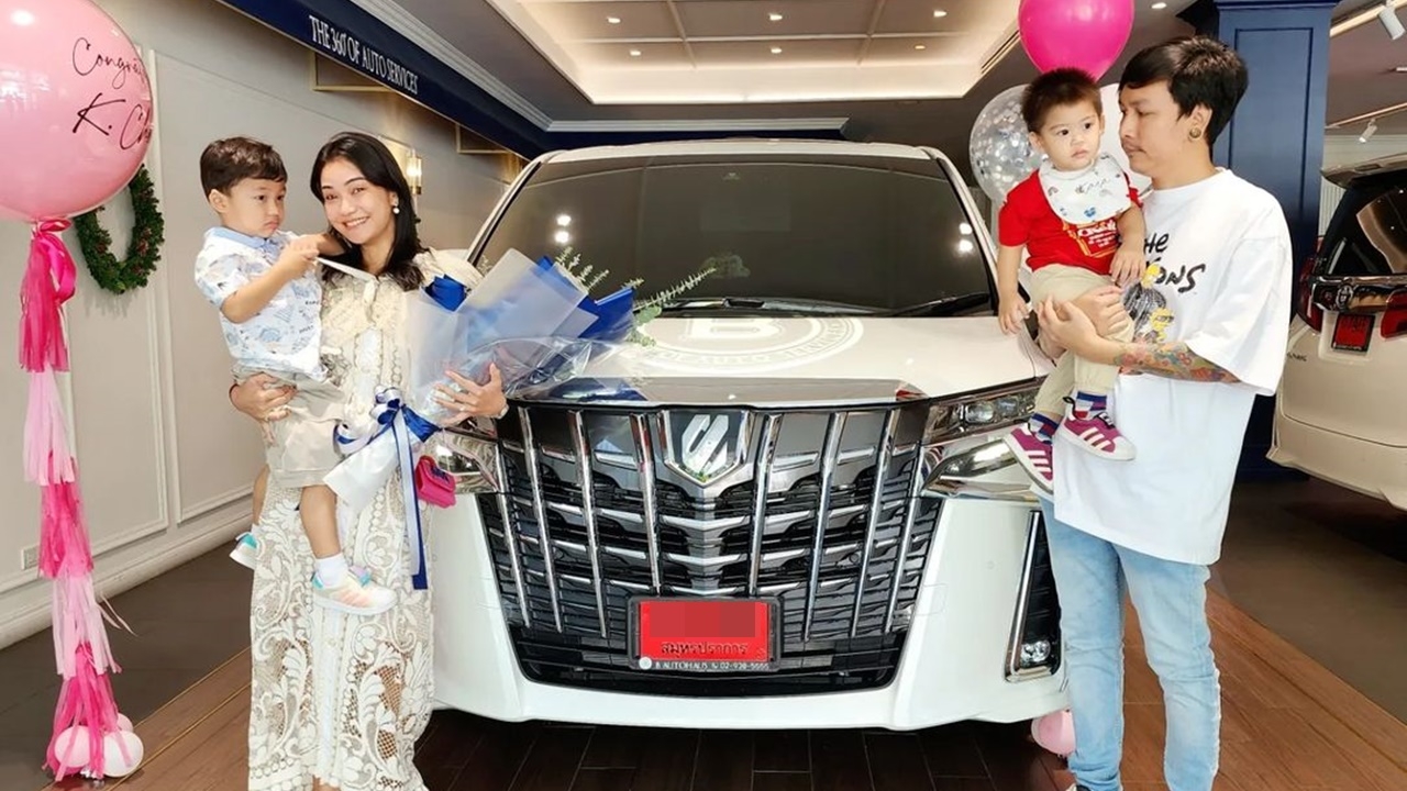 ชมพู่ ก่อนบ่าย ถอยรถหรูป้ายแดงเป็นของขวัญครอบครัว ชาวเน็ตส่องเลขทะเบียน