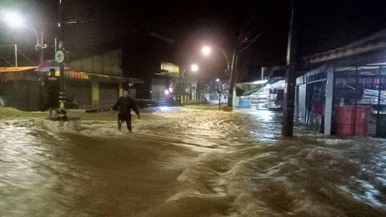 เมืองนราฯอ่วม พนังกั้นน้ำตลาดมูโนะแตก น้ำทะลักท่วม ชาวบ้านอพยพหนีทั้งคืน