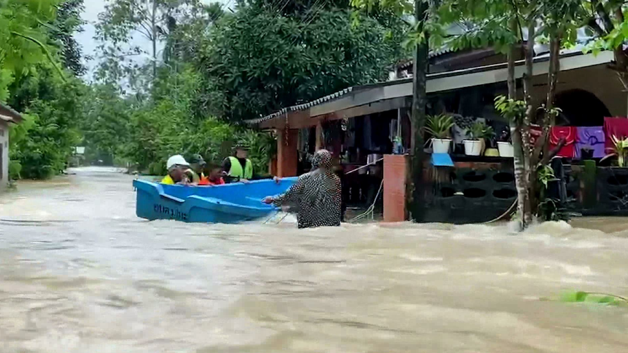 น้ำท่วมนราฯ ตลาดมูโนะยังอ่วม กู้ซากรถ น้ำซัดดับ 3 ศพ