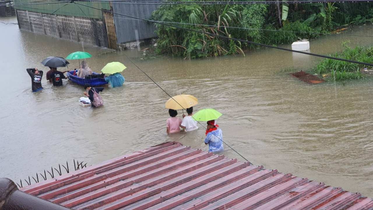 ฝนตกต่อเนื่อง ทำให้เทศบาลนครยะลาน้ำท่วมวงกว้าง ปัตตานีอ่วมแล้ว 2 อำเภอ