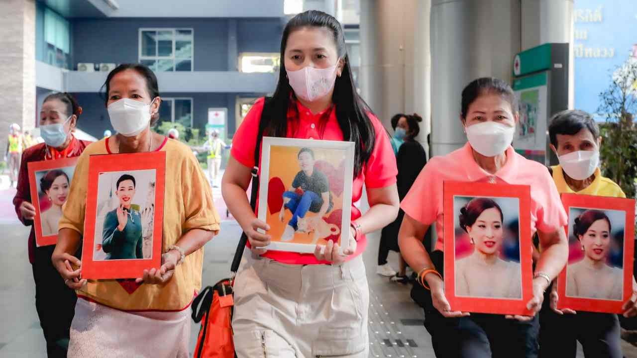 ประชาชนหลั่งไหล ลงนามถวายพระพร "พระองค์ภา" ต่อเนื่อง