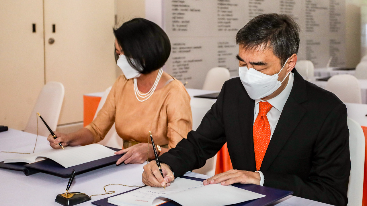 “อภิสิทธิ์-สุริยะ-ส.ส.ภูมิใจไทย” เข้าร่วมลงนามถวายพระพร “พระองค์ภา”