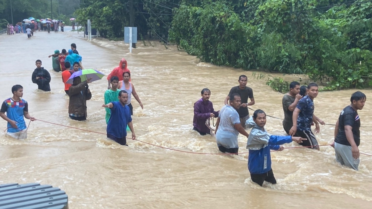 น้ำท่วมหนัก "นราธิวาส" 10 อำเภอ 65 หมู่บ้านทะลักหนัก ตายแล้ว 3 ศพ