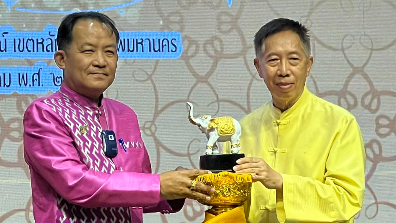 “ศรีสุวรรณ” ได้รับรางวัลผู้นำองค์กรดีเด่น บอกเป็นกำลังใจสู้นักการเมืองขี้ฉ้อ