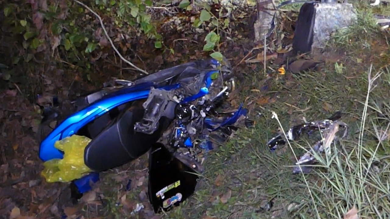 "คาดอาจวูบ" หนุ่มบิด จยย.พุ่งตกข้างทาง-ชนเสาไฟฟ้าเป็นศพสลด 