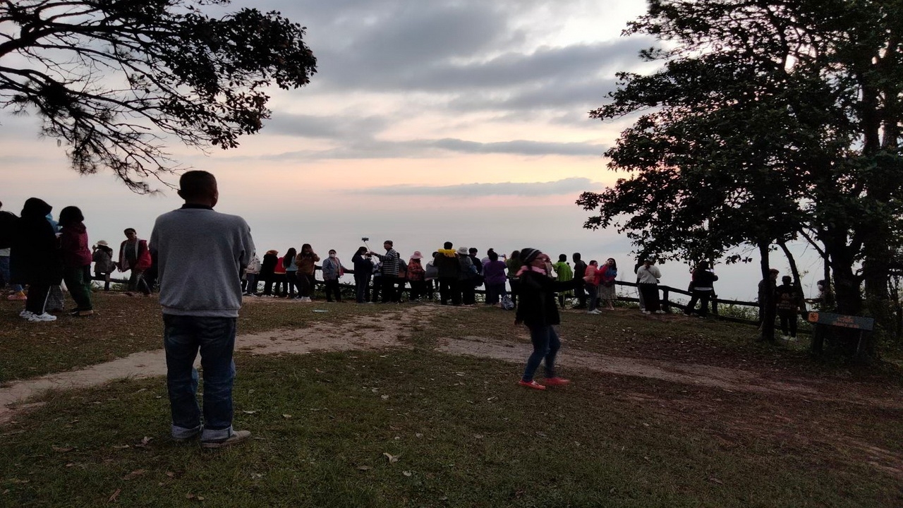 หนาวยะเยือก "ภูเรือ-ภูกระดึง" อุณหภูมิ 7 องศาฯ นทท.แห่ขึ้นชมทะเลหมอก 