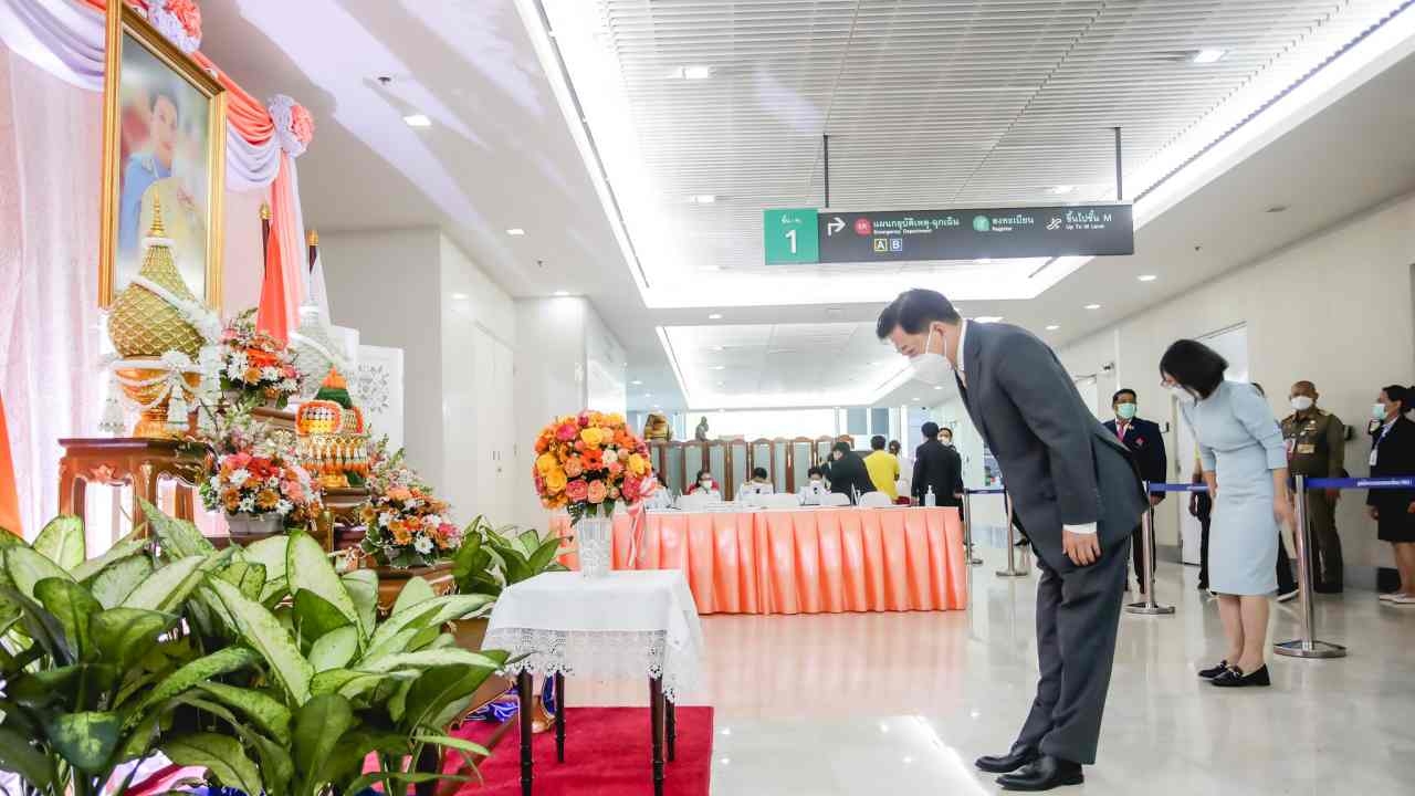 A group of people and people joined the signing ceremony to bless “His Highness Prince Pha” at Chulalongkorn Hospital