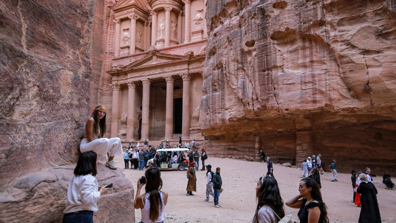 นทท.หนีตาย หลังน้ำทะลักท่วมเมืองโบราณเปตรา (คลิป)