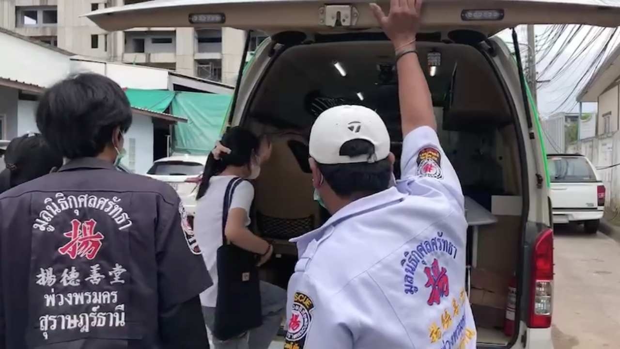 แม่ร่ำไห้รับศพ สาววัย 30 เหยื่อฆ่ายัดถังทิ้งเขาสก กลับบ้านที่ อ.เคียนซา 