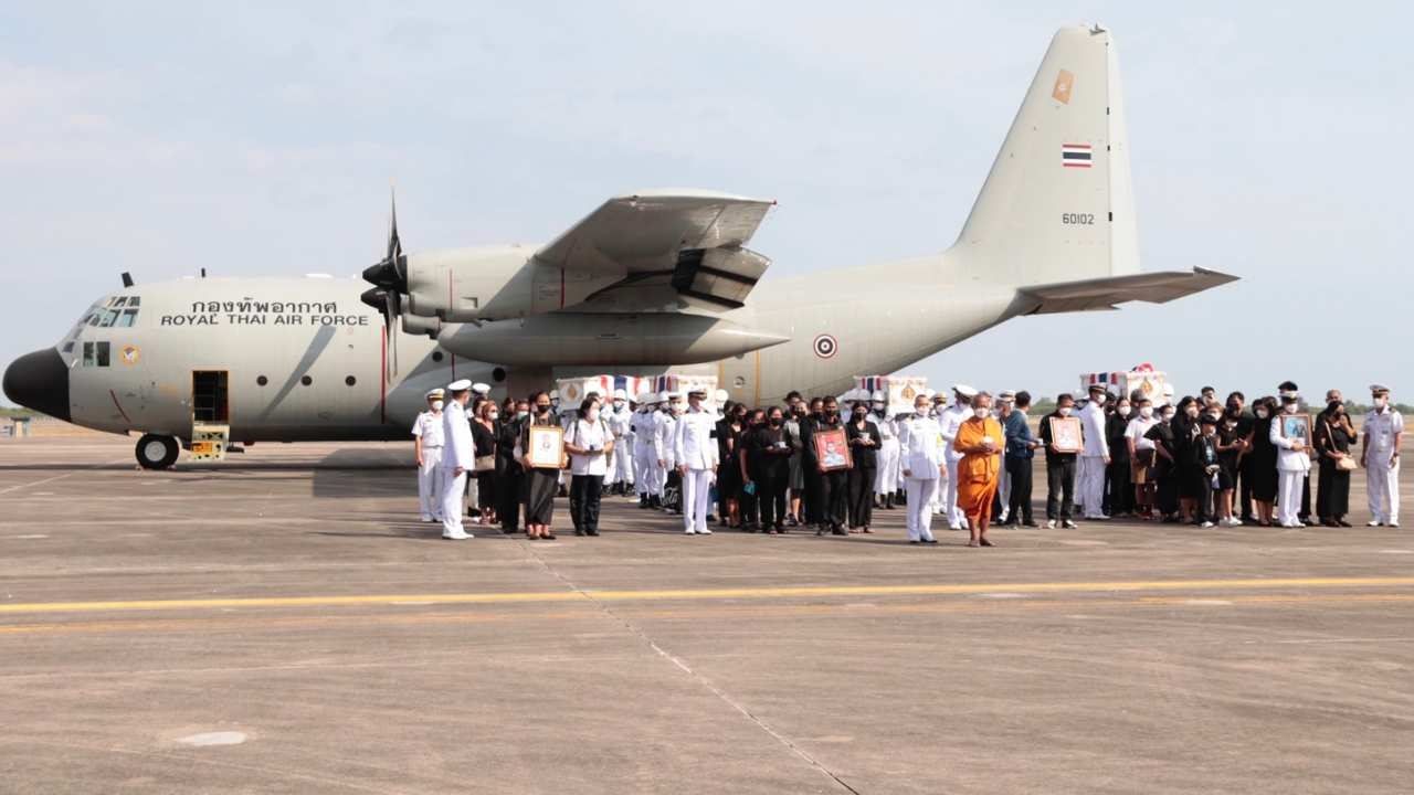 กองทัพเรือรับศพ 10 ทหารกล้า เรือหลวงสุโขทัย อย่างสมเกียรติที่ อ.สัตหีบ  