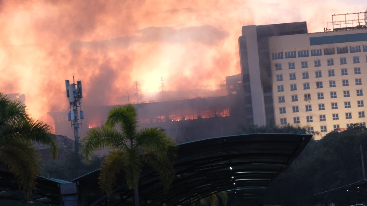 ยังคุมเพลิงไม่ได้ ไฟไหม้ บ่อนปอยเปต "แกรนด์ ไดมอนด์" เซียนพนันหนีตายวุ่น