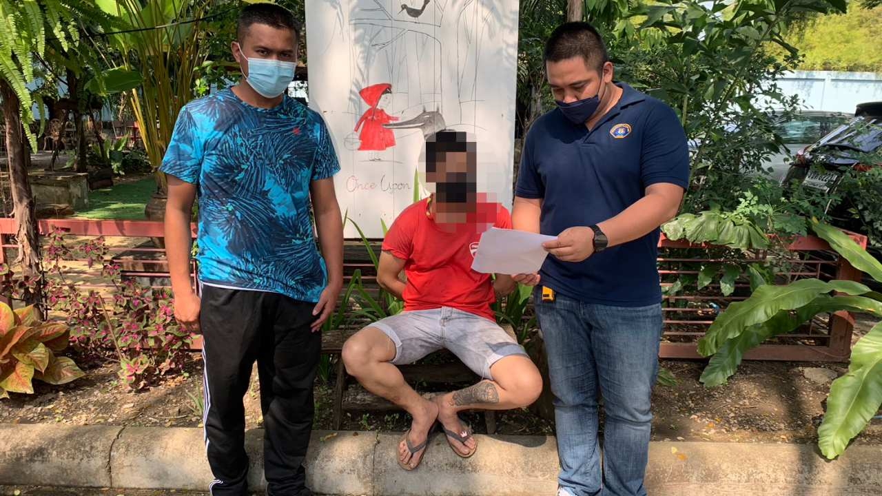 รวบนักแม่นปืน รับจ้างเก็บพ่อค้าใบกระท่อม แต่พลาดโดนลูกเมียเป้าหมายตายแทน