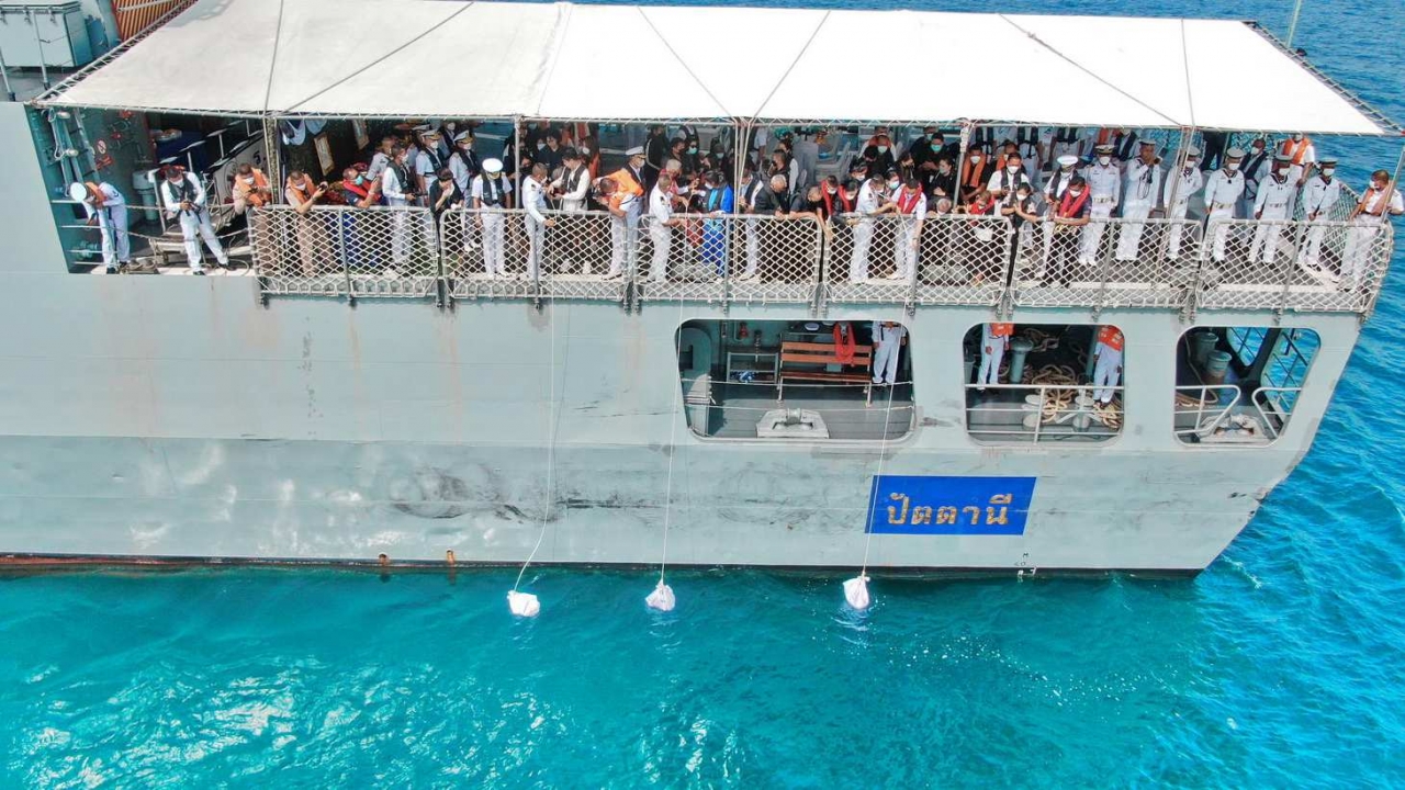 เรือหลวงปัตตานี นำอัฐิ 3 ทหารเรือหลวงสุโขทัย ลอยอังคาร กลางทะเลอ่าวสัตหีบ