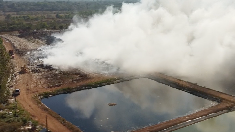 ชาวบ้านสำลักควัน ไฟไหม้บ่อขยะ เทศบาลเมืองนครพนมเร่งดับ ชี้มือมืดวางเพลิง