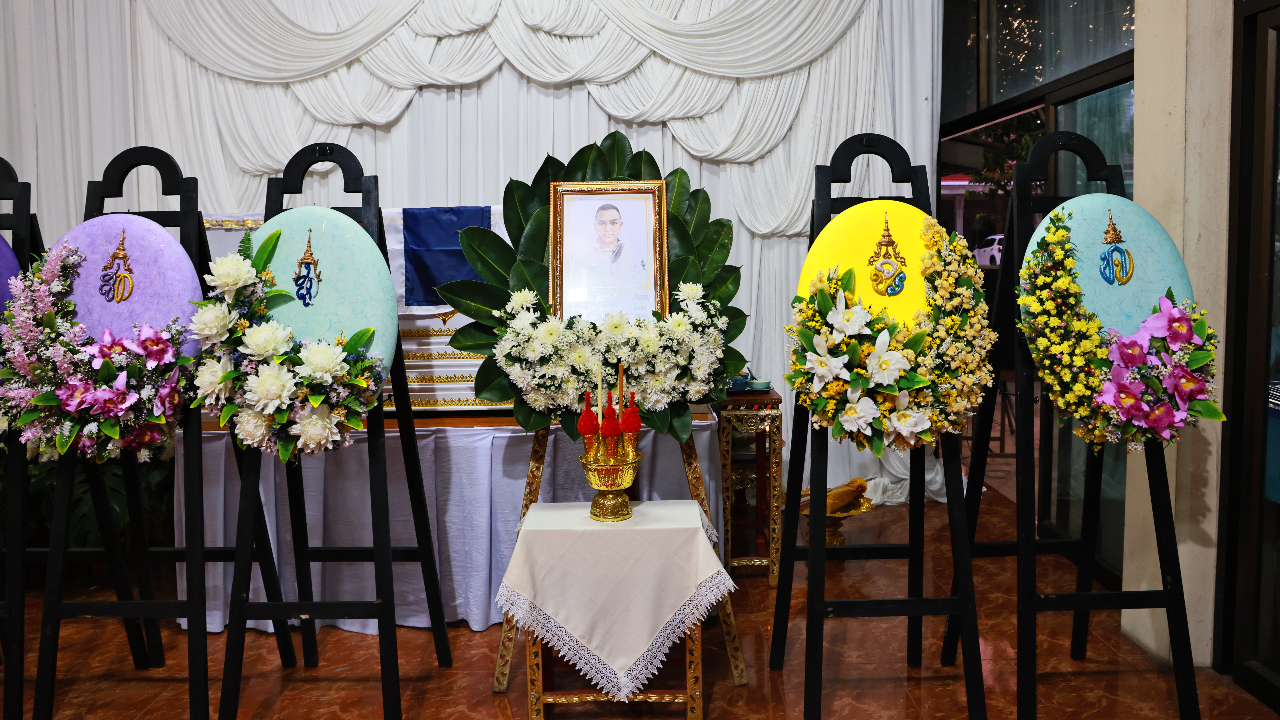 "ในหลวง ร.10" พระราชทานพวงมาลา วางหน้าหีบศพ 2 ราชนาวี ร.ล.สุโขทัย