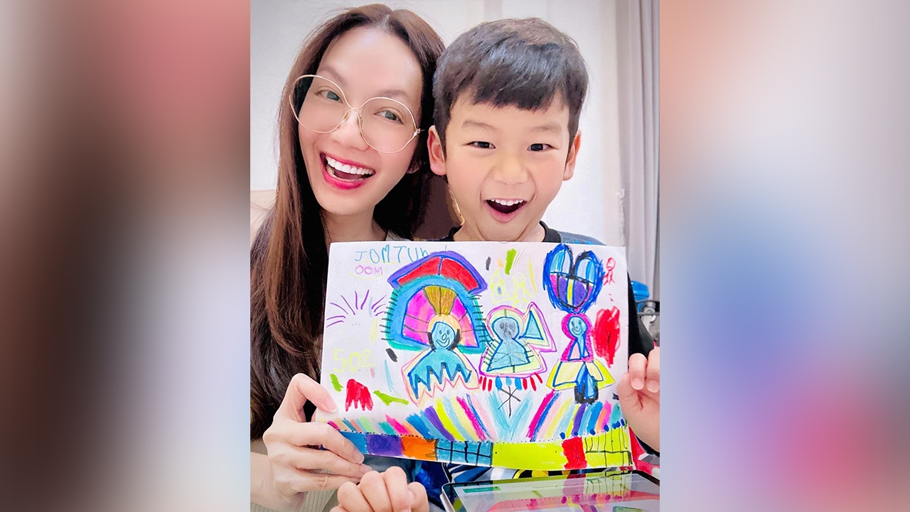 อ๋อม สกาวใจ โชว์ผลงานศิลปะ น้องจอมทัพ แฟนๆ แห่ส่องเลขงวดส่งท้ายปี 2565