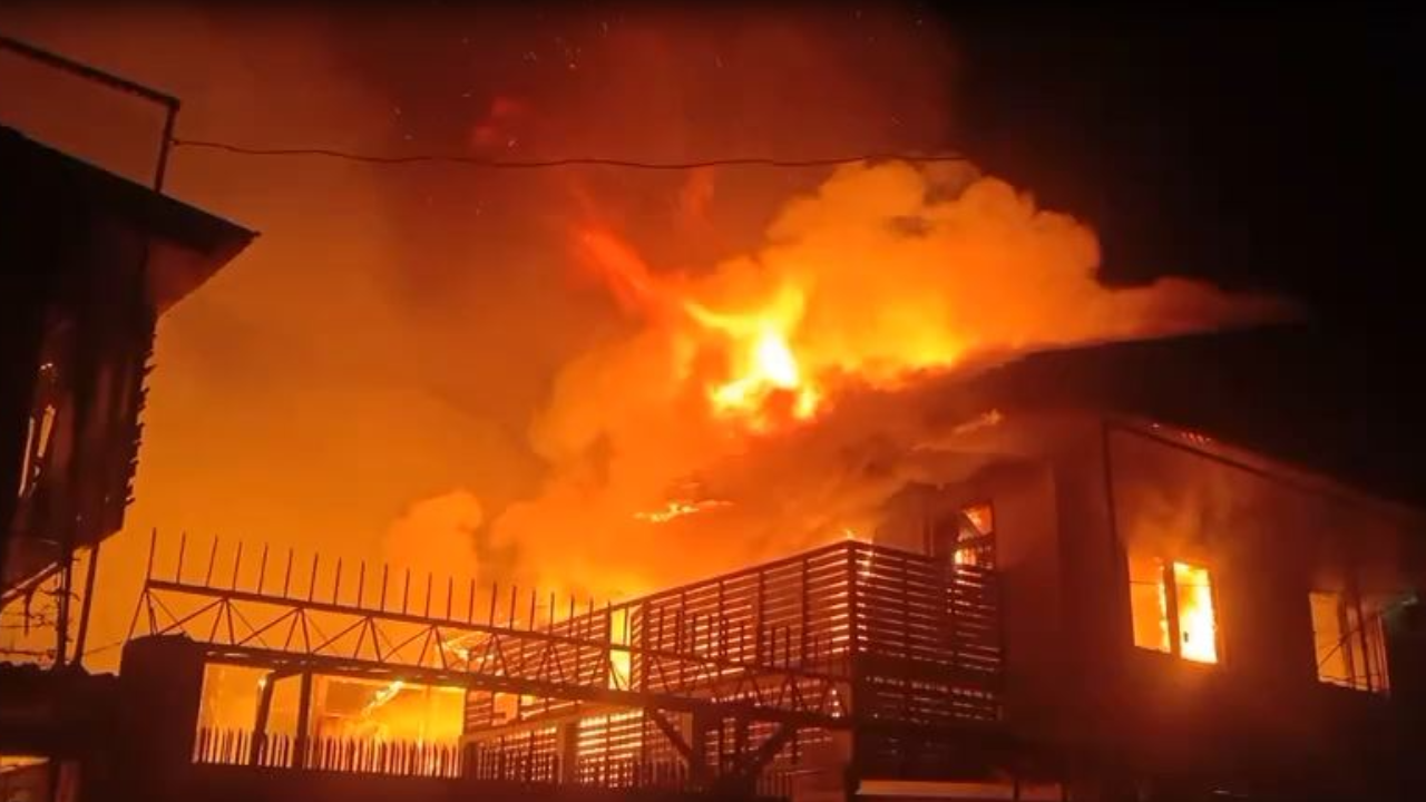 "เพลิงไหม้บ้าน" ชุมชนย่านสามเสน เผาวอด 4 หลัง คร่าชีวิตแม่ลูกดับ 2 ศพ