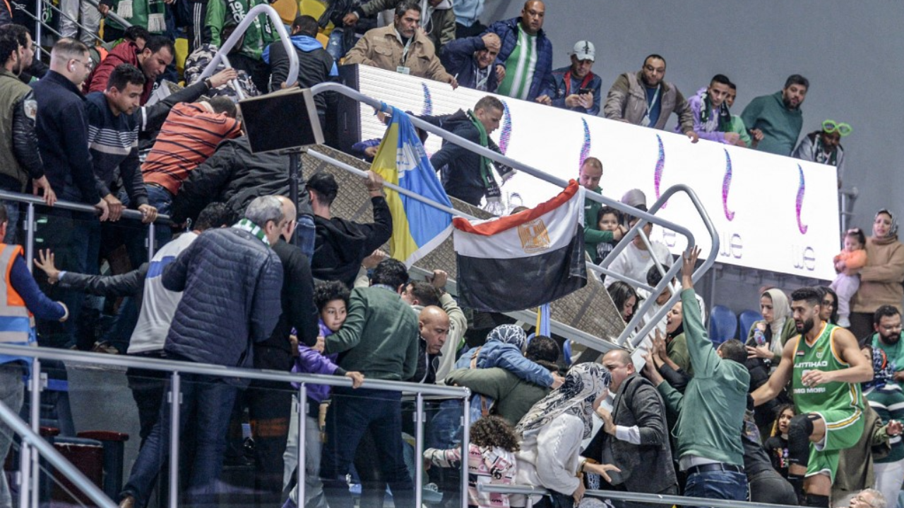 โครงสร้างเหล็กพังถล่มในสนามบาสเกตบอลอียิปต์ คนดูร่วงพื้นเจ็บ 27 ราย (คลิป)