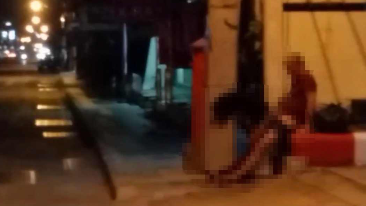 สาวไทย หนุ่มผมทอง เริงรักริมฟุตปาทที่พัทยา ไม่แคร์สายตาชาวโลก