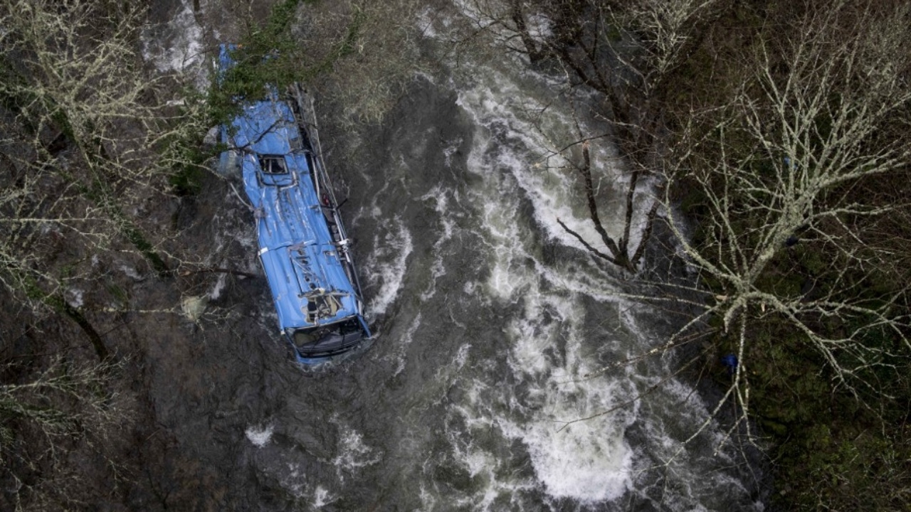 รถบัสเสียหลักพุ่งตกแม่น้ำในสเปน ดับ 6 ศพ เจ็บอีก 2 ราย