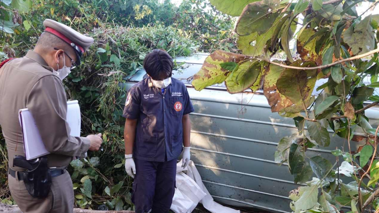 รถตู้คว่ำ ทับนร.หญิงม.4 ดับ บาดเจ็บอีก 8 คนขับอ้างพวงมาลัยล็อก 