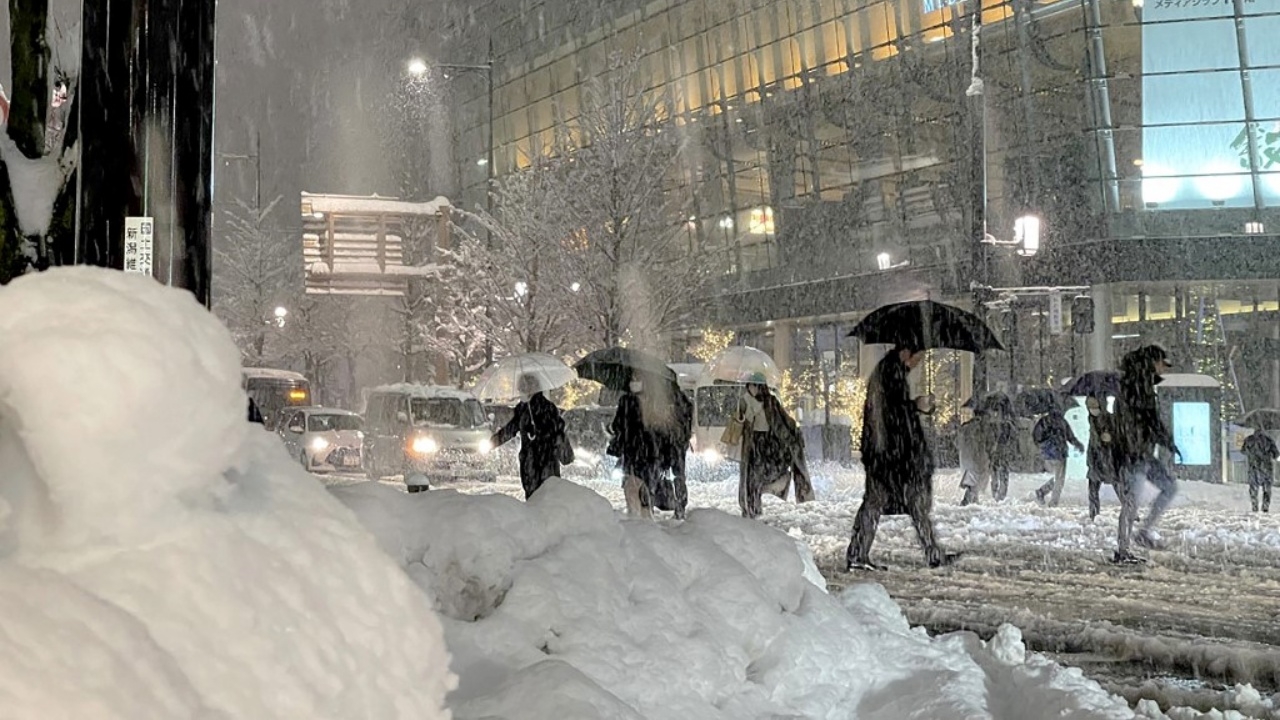 ญี่ปุ่นสุดยะเยือก เผชิญหิมะตกหนักผิดปกติ ตายสลด 17 ศพแล้ว 