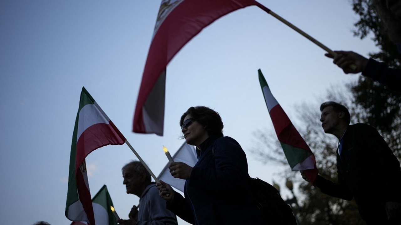 ศาลสูงสุดอิหร่านไต่สวนใหม่ แร็ปเปอร์โดนโทษประหารคดีพยายามฆ่า-เผาถังขยะ