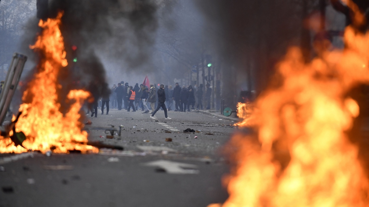 ผู้ประท้วงชาวเคิร์ดปะทะตำรวจ หลังเหตุกราดยิงในปารีส