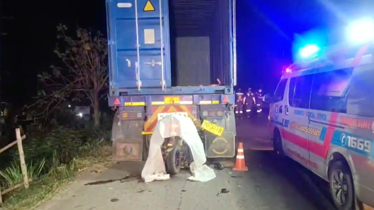 รถบรรทุกจอดนอนทางโค้งคอสะพาน หนุ่ม 25 ขี่บิ๊กไบค์ชนท้ายดับ