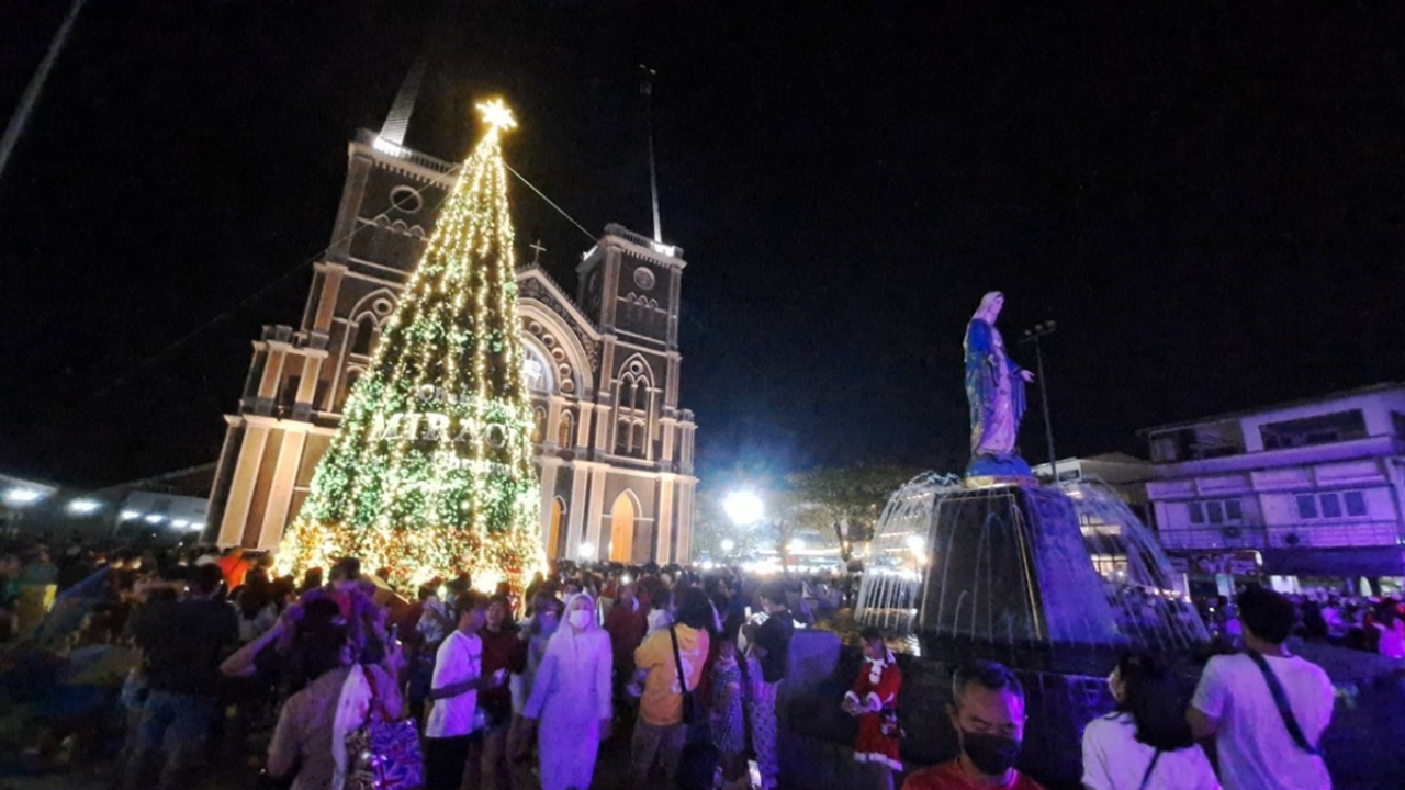 คนจันทบุรีร่วมฉลองคริสต์มาส ที่อาสนวิหารพระนางมารีอาปฏิสนธินิรมล