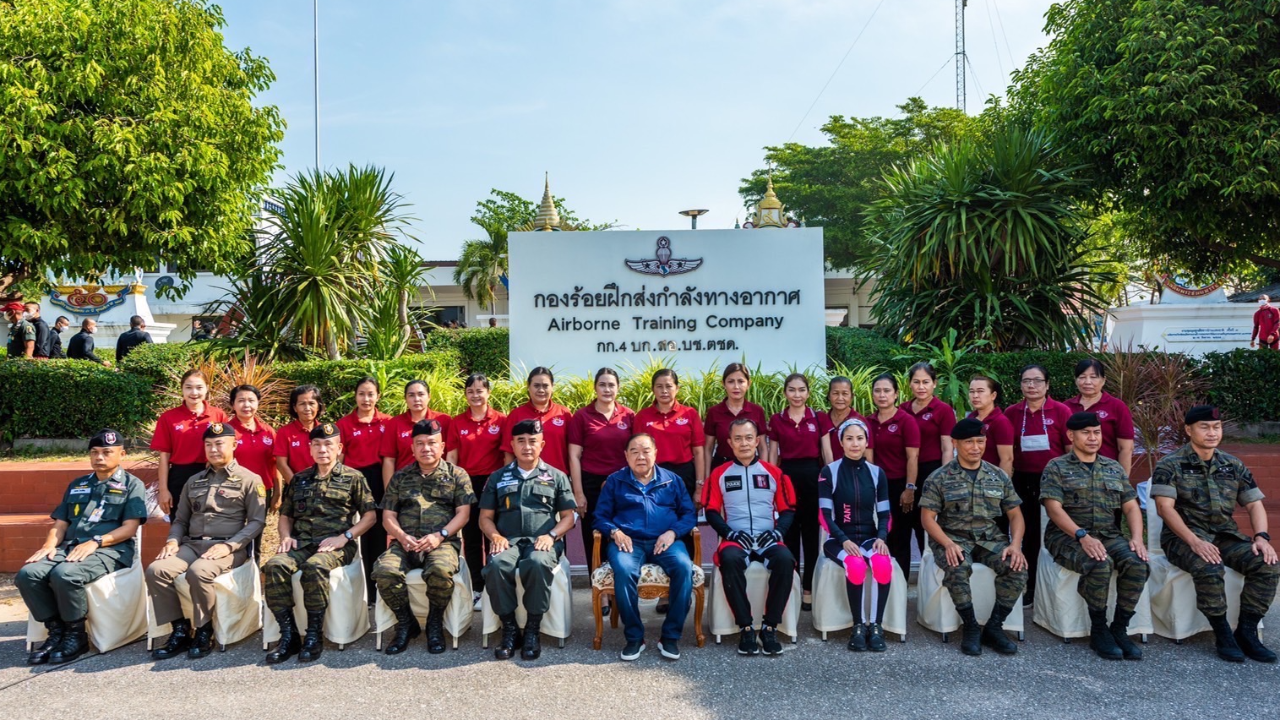 “บิ๊กป้อม" ชมสาธิตกระโดดร่ม ค่ายนเรศวร ปลื้มแม่บ้านตชด.เชียร์นั่งนายกฯ