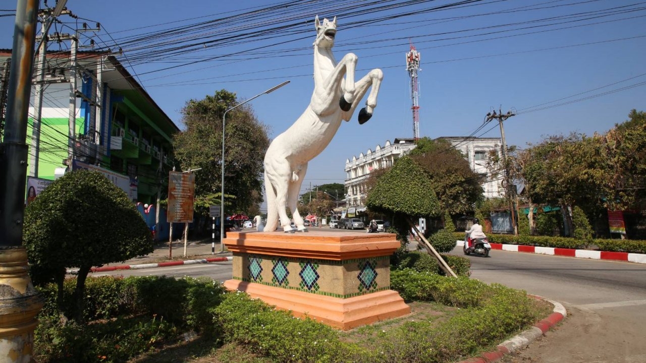 ม้าขาวแยกใจกลางเมืองลําปาง โดนหั่นกุดเหลือแต่ตอ หลังถูกวิจารณ์ผงาดง้ำไป