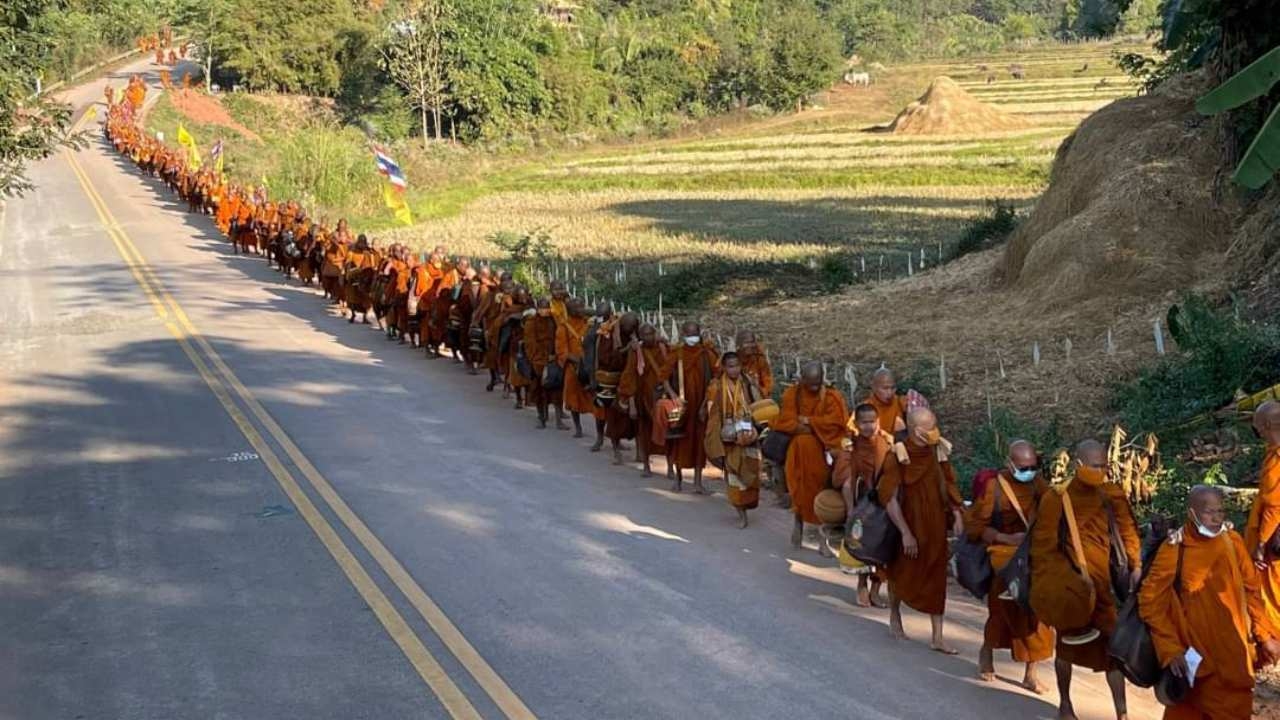 ชาวอุตรดิตถ์ตักบาตรพระธุดงค์ 700 รูปถวายเป็นพระราชกุศลแด่ "พระองค์ภา"