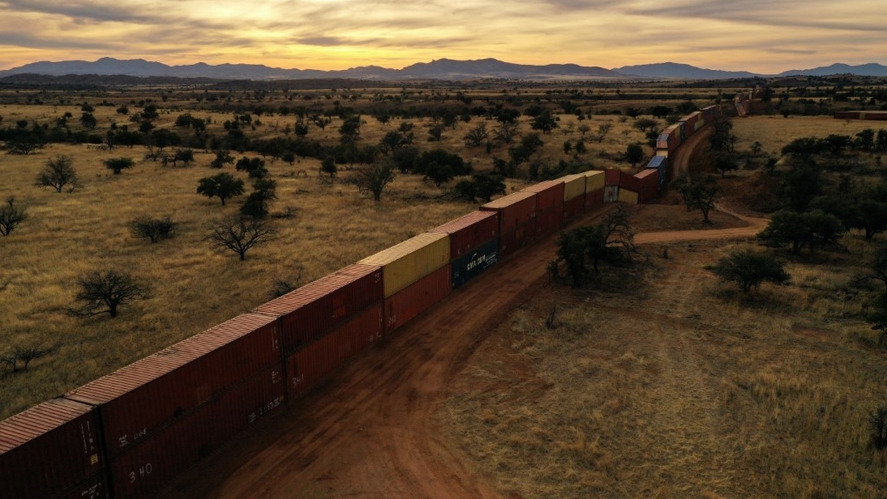 แอริโซนาเตรียมรื้อกำแพงคอนเทนเนอร์กั้นชายแดน หลังโดนฟ้องร้อง