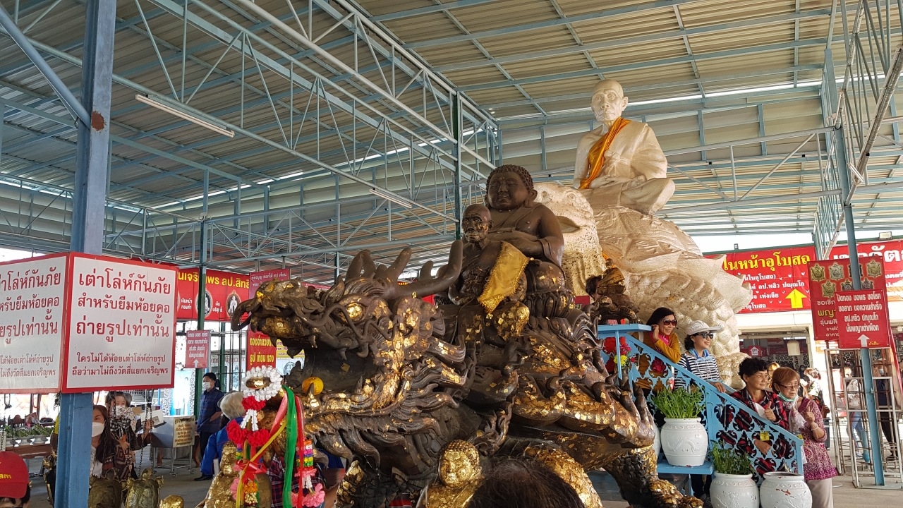 คอหวยแห่ส่อง "เลขเด็ดงวดนี้" อ่างน้ำมนต์ "หลวงปู่หลิว" ไปเสี่ยงโชค 30/12/65