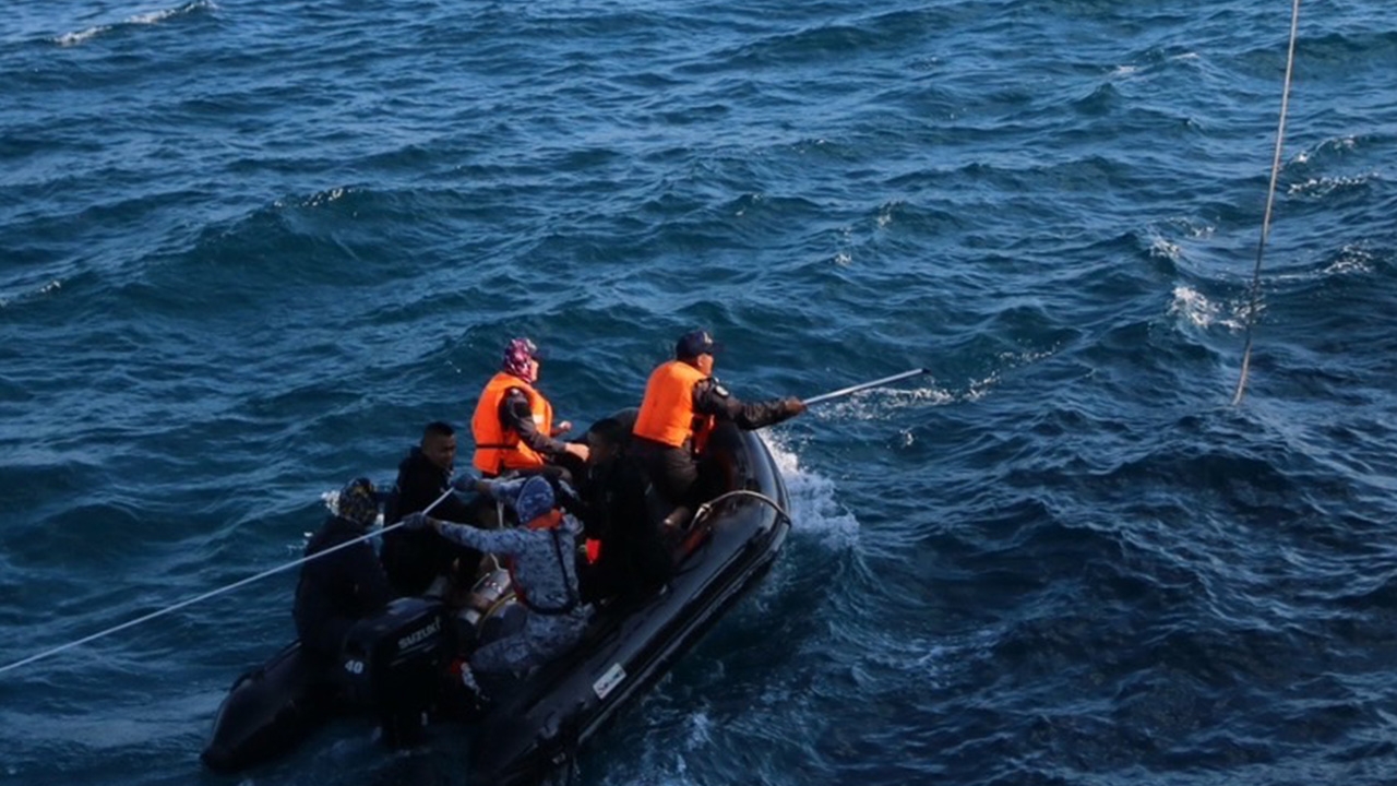 กองทัพเรือ พบร่างผู้เสียชีวิต 1 ราย จุดเรือหลวงสุโขทัยจม และคราบน้ำมันในทะเล