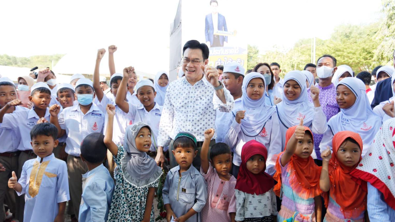 “จุรินทร์” ลุยพังงา เดินหน้าประกันรายได้ยาง-ปาล์ม ปลื้มเจอเด็กให้กำลังใจ