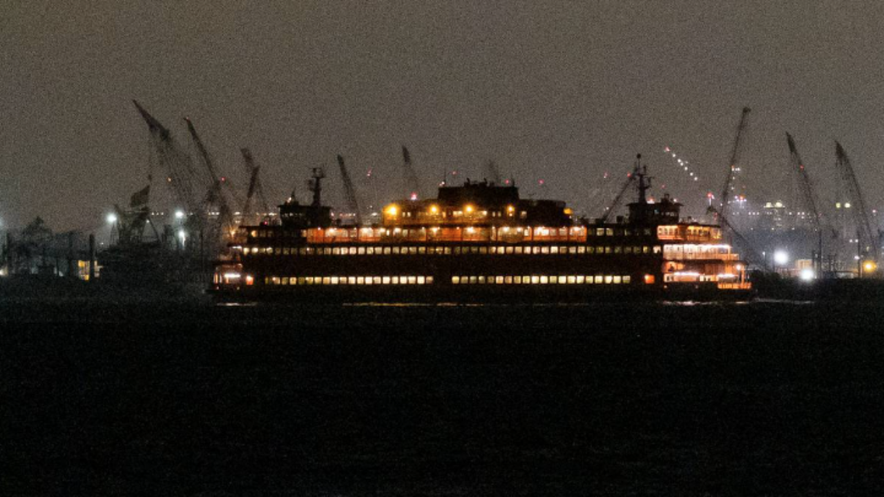 ผู้โดยสาร 900 ชีวิตระทึก ไฟไหม้เรือเฟอร์รี่ในสหรัฐฯ (คลิป)