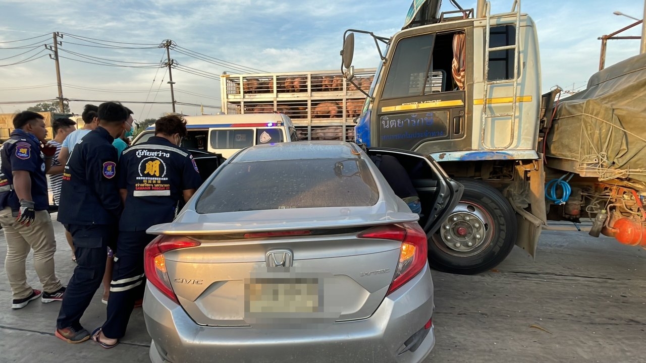 18 ล้อชนเก๋งเลขานายก อบต.บาดเจ็บติดคารถ คาแยกไฟแดงศรีนาวา นครนายก