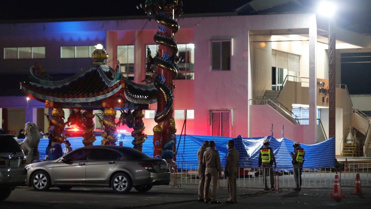 แพทย์นำร่างของลูกเรือ ร.ล.สุโขทัย ส่งต่อไปชันสูตรที่สถาบันนิติเวช ตร.