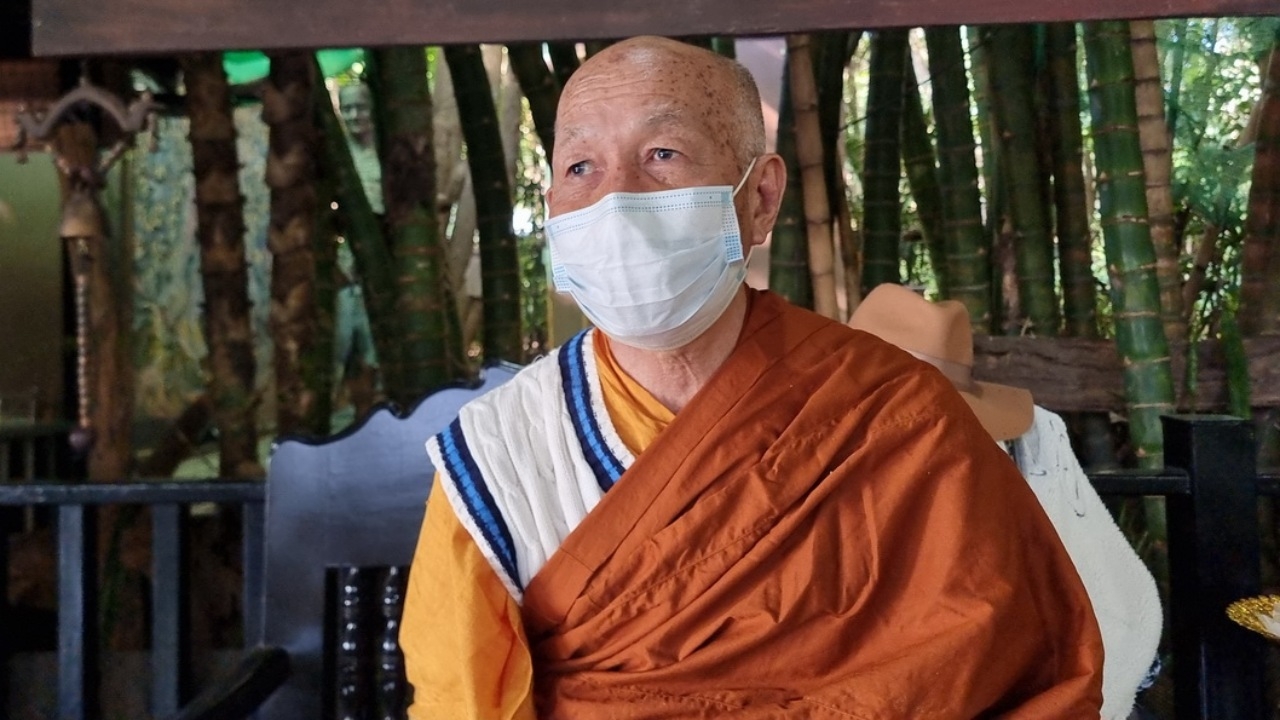 "พระอาจารย์ติ๊ก" เผยสาเหตุไฟลุกไหม้ใบหน้า ขณะทำพิธี "พ่นไฟปลุกเสกเหรียญ"