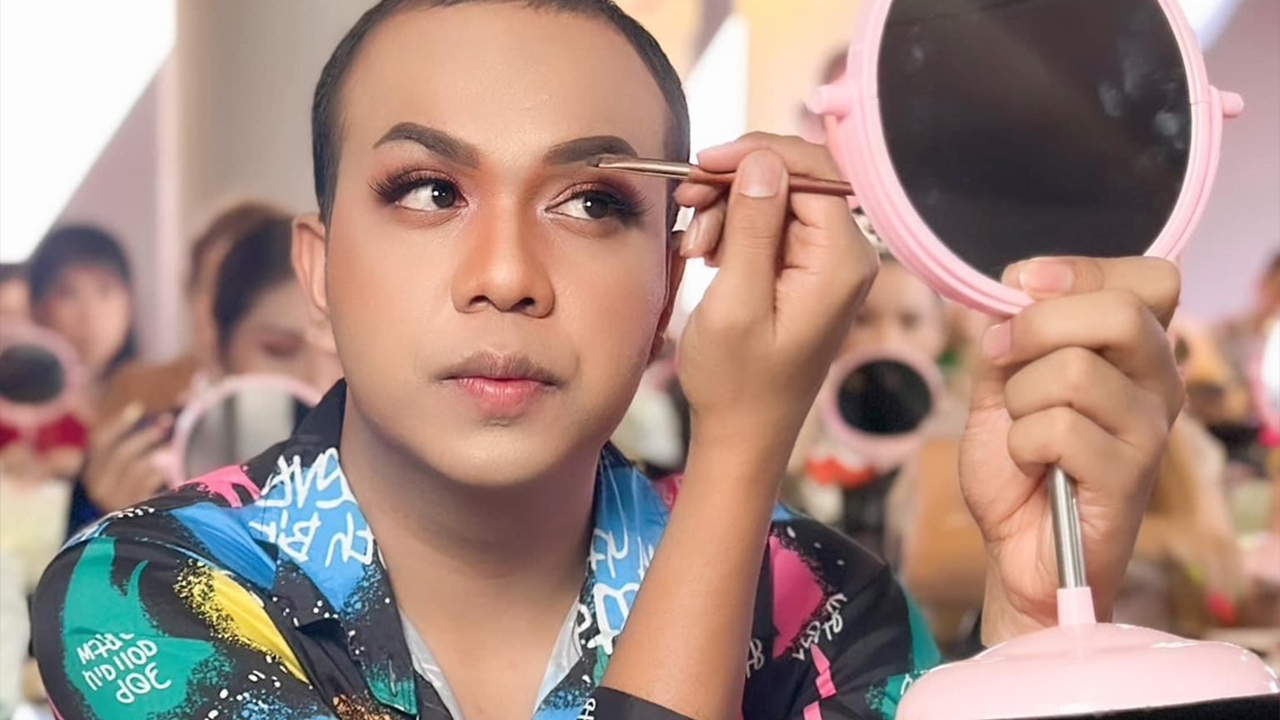 แพรรี่ โพสต์ข้อความดึงสติ คนแห่ชมสมกับที่เคยกราบไหว้ พระมหาไพรวัลย์ ในวันนั้น