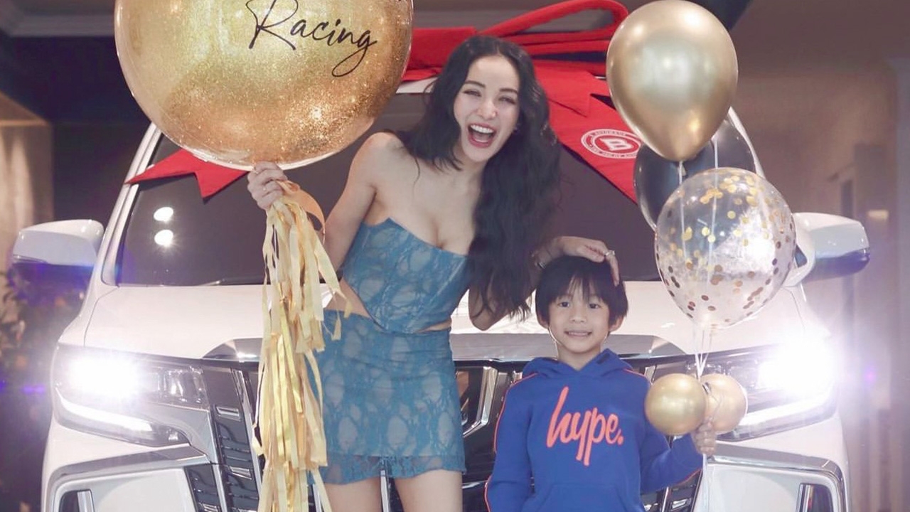 แพท ณปภา ถอยรถหรูป้ายแดงให้ น้องเรซซิ่ง เป็นของขวัญวันเกิด