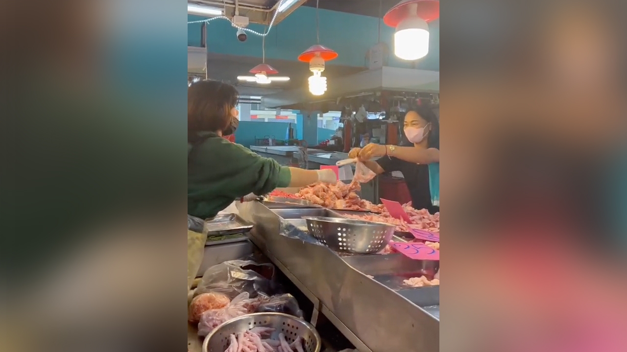 แม่ค้าเผยเหตุผล แถม "เนื้อไก่" ให้ลูกค้า หลังขอซื้อขีดเดียว เพราะเงินเดือนไม่ออก