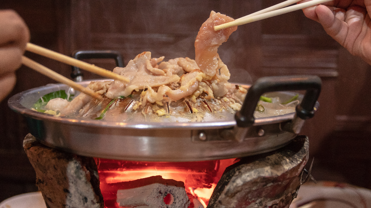 พริตตี้สาว เตือนคนรักบุฟเฟต์ ร้านยกเก้าอี้วางเตามาให้นั่ง ทำก้นเป็นแผลพุพอง