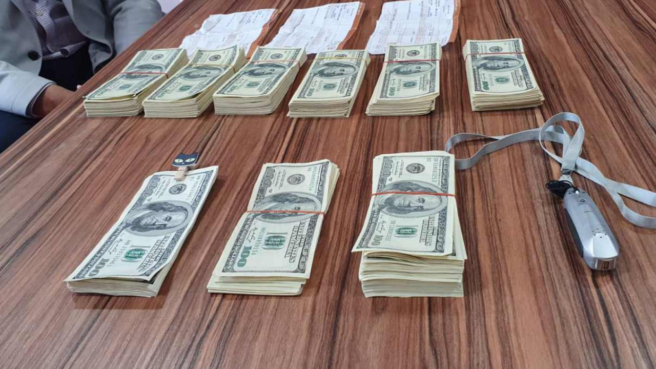 จับแก๊งดอลลาร์ปลอมแลกบาทจริง ธนาคารยังแยกไม่ออก ได้ไปหลายล้าน 